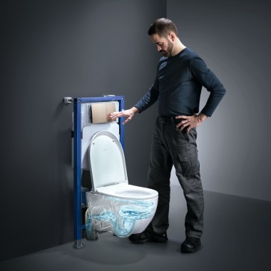 Un homme actionne le rinçage TurboFlush d'un WC Geberit Acanto