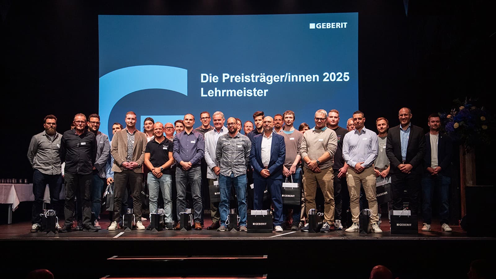 Geberit Preis 2025 Gruppenfoto Lehrmeister (© Seraina Boner) Geberit Preis 2025 Gruppenfoto Lehrmeister (© Seraina Boner)
