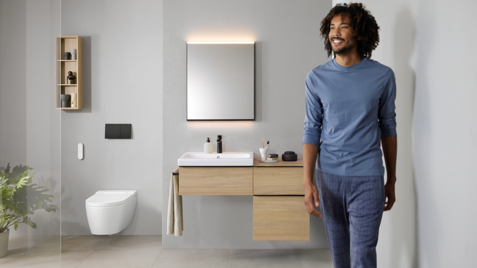 Mann in Badezimmer mit Geberit AquaClean Sela