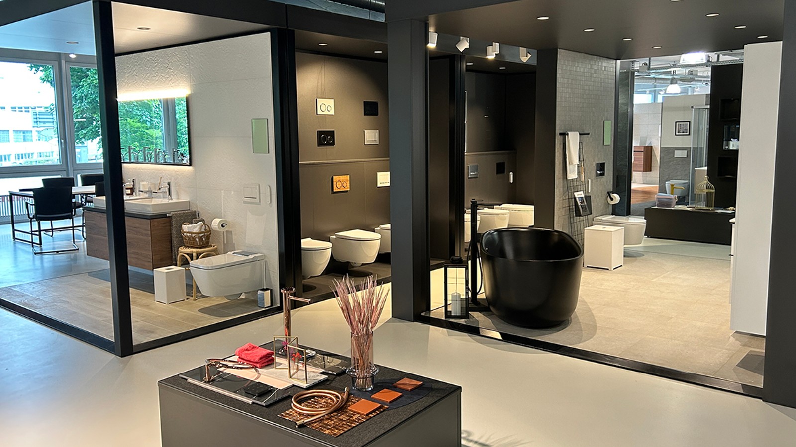 Clienti presso l`esposizione di bagno Clienti presso l`esposizione di bagno