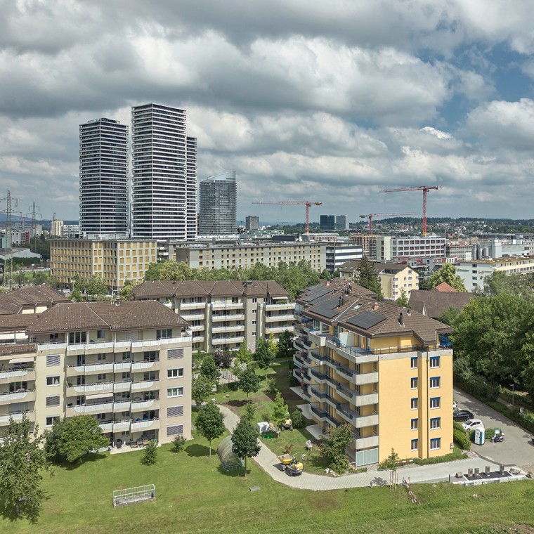 Risultato perfetto per l'immobile in affitto recentemente ristrutturato in Zipartenstrasse 51-53 a Dübendorf: con il nuovo AquaClean Alba, nei bagni è stata installata una tecnologia idrosanitaria all'avanguardia. (© Geberit) Risultato perfetto per l'immobile in affitto recentemente ristrutturato in Zipartenstrasse 51-53 a Dübendorf: con il nuovo AquaClean Alba, nei bagni è stata installata una tecnologia idrosanitaria all'avanguardia. (© Geberit)