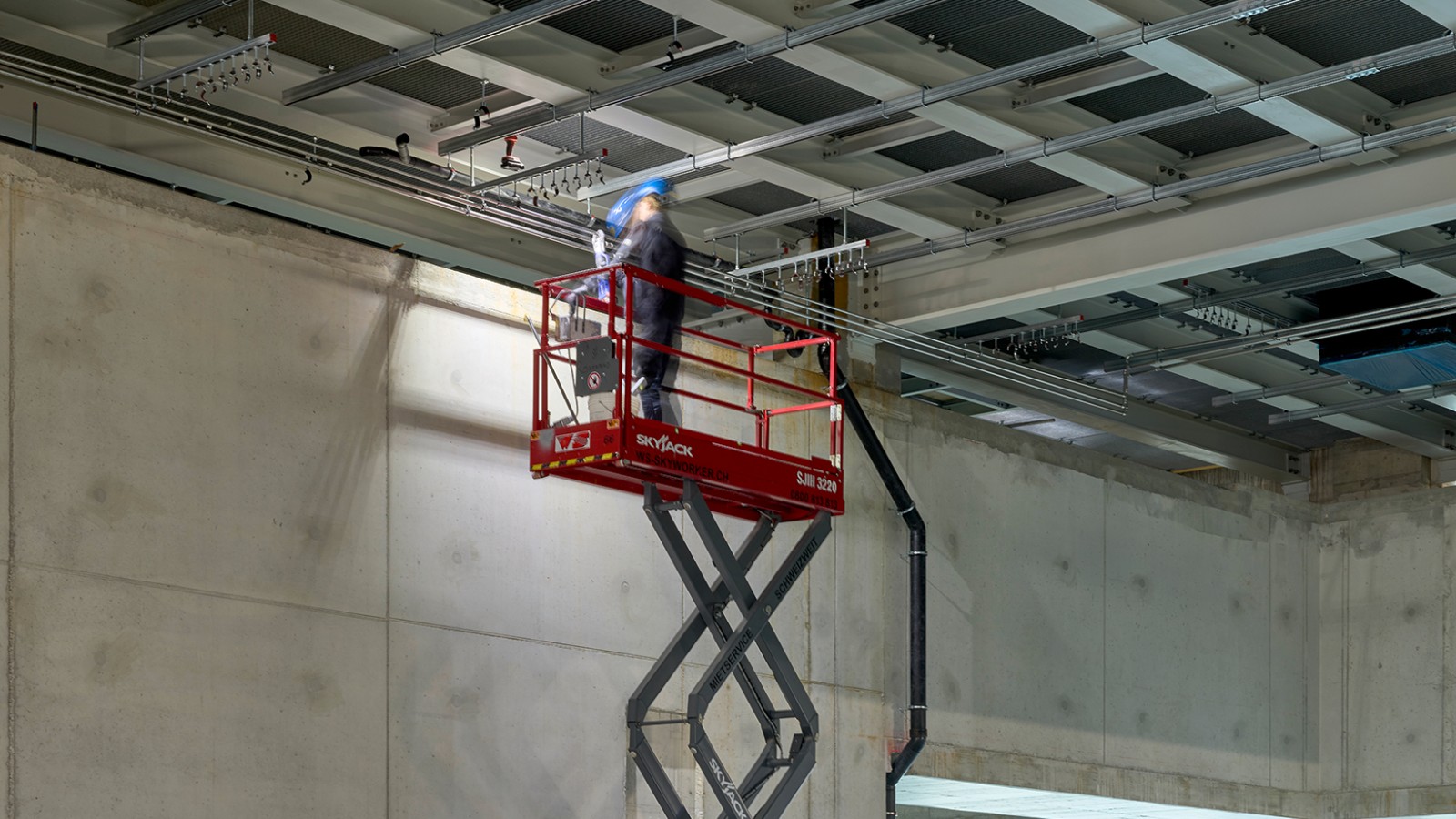 Un bel po’ in alto: qui le condotte vengono pressate a un'altezza di 7 metri. (© Ben Huggler) Un bel po’ in alto: qui le condotte vengono pressate a un'altezza di 7 metri. (© Ben Huggler)