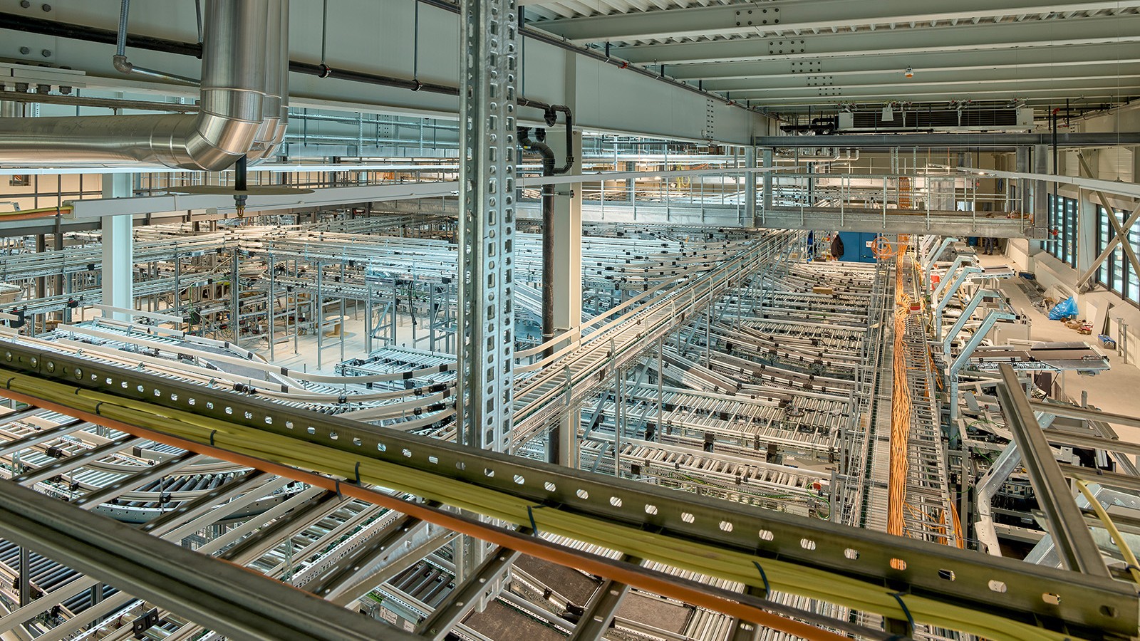 I nastri trasportatori trasportano il prodotto dal centro di affettatura al centro logistico. Sono azionati da aria compressa. (© Ben Huggler) I nastri trasportatori trasportano il prodotto dal centro di affettatura al centro logistico. Sono azionati da aria compressa. (© Ben Huggler)