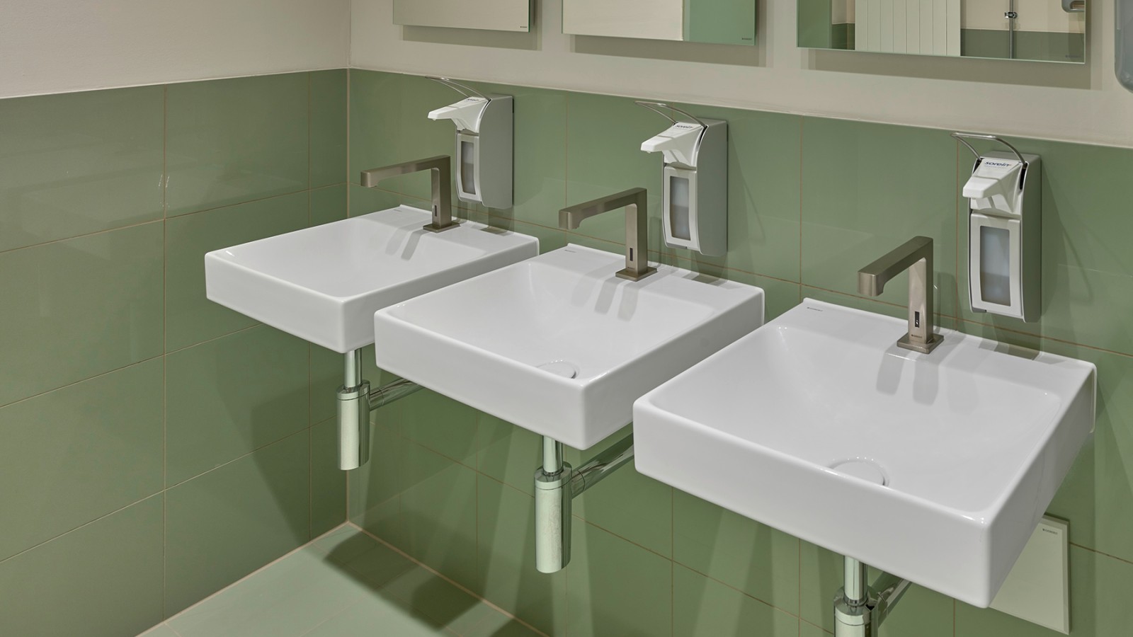 Ceramiche per lavabo Geberit ONE e rubinetti Geberit Brenta (© Ben Huggler) Ceramiche per lavabo Geberit ONE e rubinetti Geberit Brenta (© Ben Huggler)