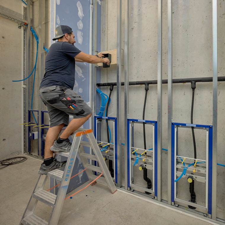 Installazione del telaio di supporto per montaggio grezzo per il Gateway (© Ben Huggler) Installazione del telaio di supporto per montaggio grezzo per il Gateway (© Ben Huggler)