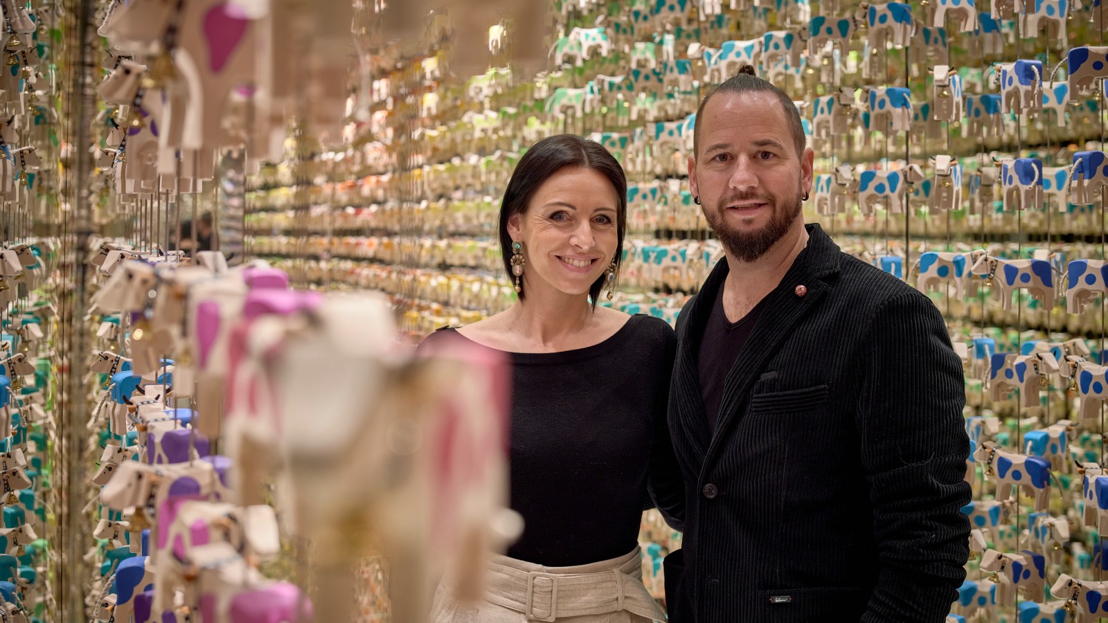 Immergetevi nel mondo colorato dei giocattoli di legno Trauffer: le menti creative dietro questo motto sono Brigitte e Marc Trauffer. (© Geberit)