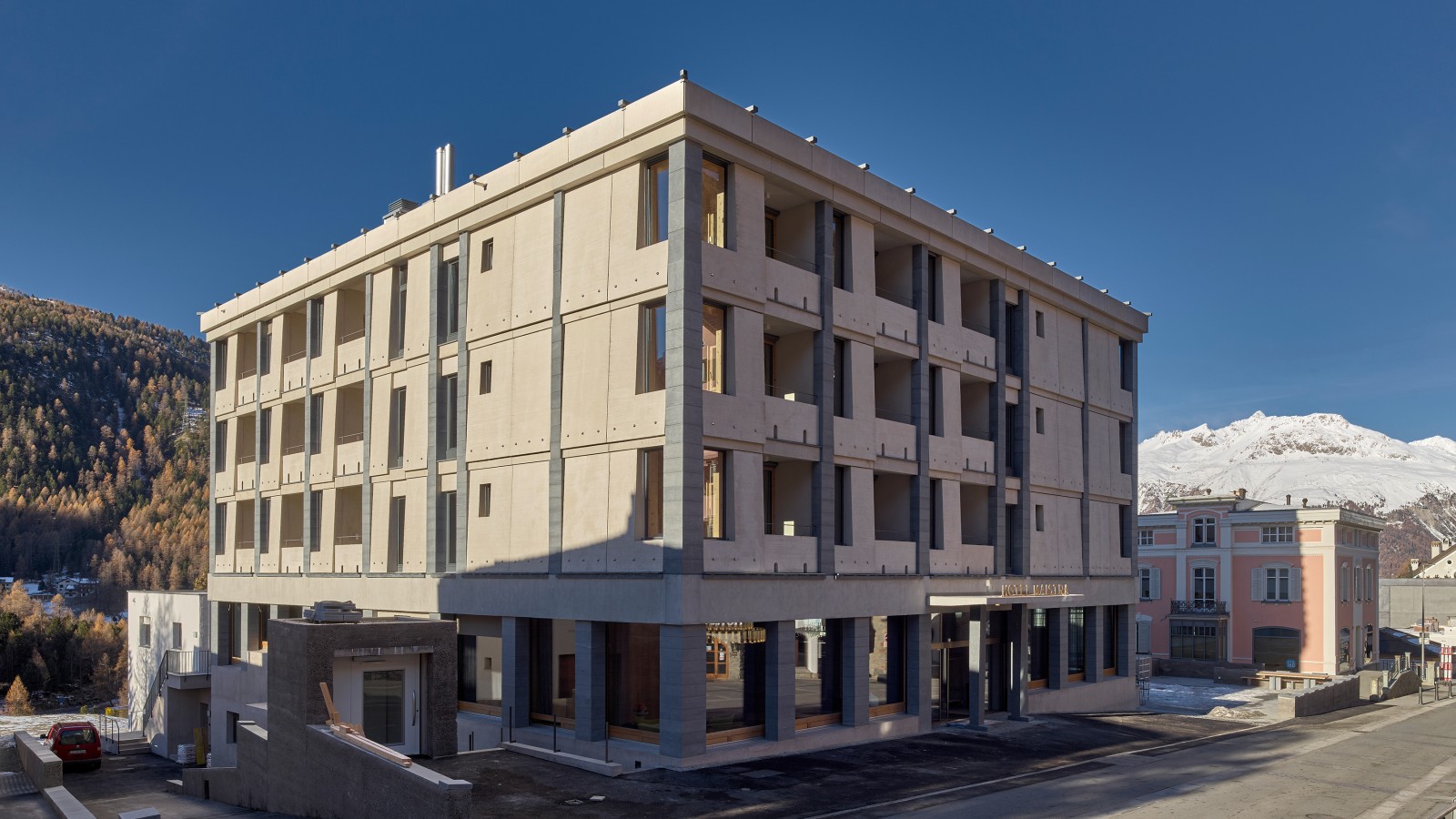 Le bâtiment de l’architecte grison Gion A. Caminada se trouve, comme son nom l’indique, au cœur de Pontresina, au 160 de la via Maistra. (© Geberit)