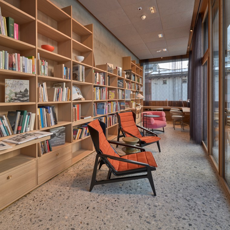 L’offre variée, y compris la bibliothèque, s’adresse également à la population locale, qui dispose d’un nouveau lieu de rencontre culturel au cœur du village. (© Geberit) L’offre variée, y compris la bibliothèque, s’adresse également à la population locale, qui dispose d’un nouveau lieu de rencontre culturel au cœur du village. (© Geberit)