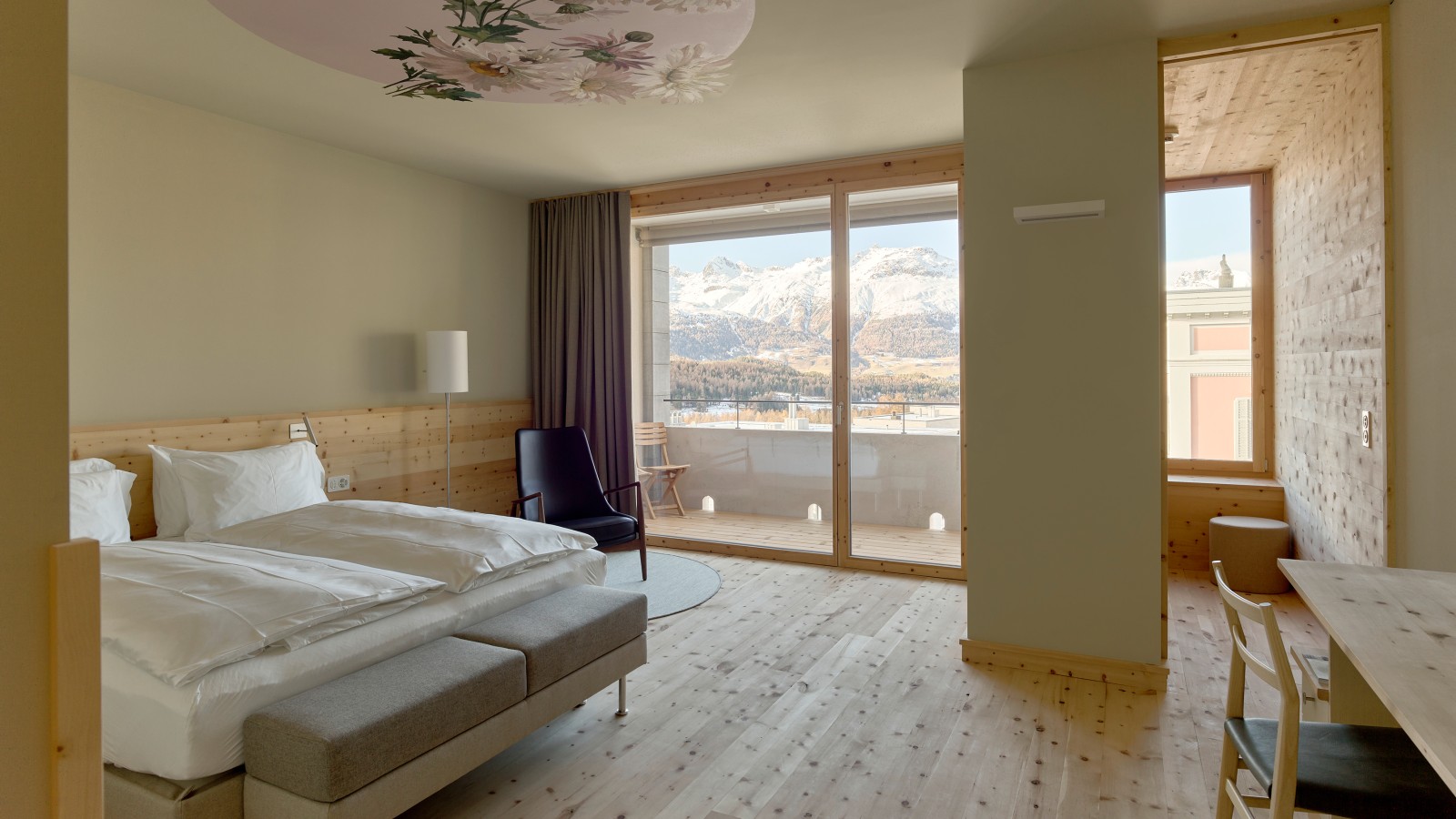 Le plafond plein de fleurs au-dessus du ciel de lit sur terre: les chambres d’arolle sont entièrement conçues pour la détente. (© Geberit)