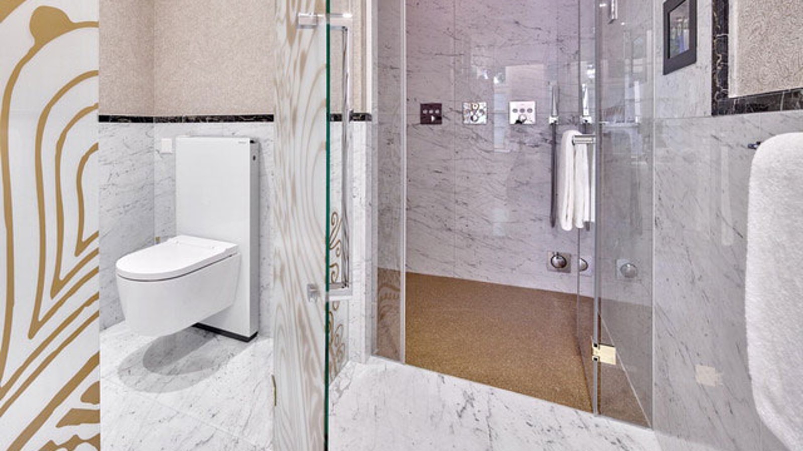 Geberit AquaClean Sela vor der Wand mit einem Geberit Monolith Sanitärmodul