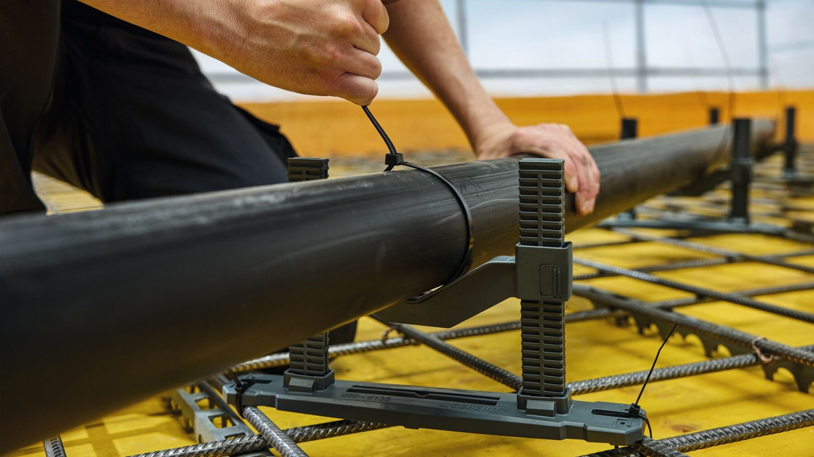 Braccialetto per incasso nel calcestruzzo Geberit leggero e universale