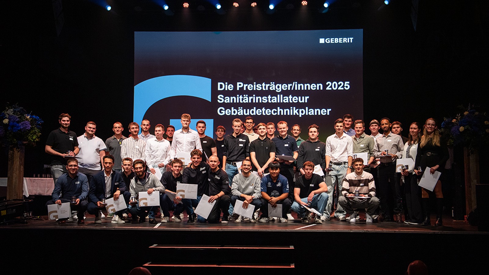 Geberit Preis 2025 Gruppenfoto Lehrabgänger (© Seraina Boner) Geberit Preis 2025 Gruppenfoto Lehrabgänger (© Seraina Boner)