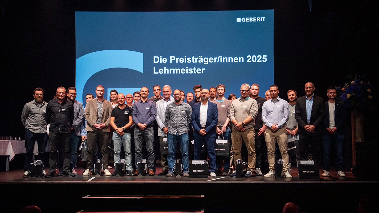 Geberit Preis 2025 Gruppenfoto Lehrmeister (© Seraina Boner) Geberit Preis 2025 Gruppenfoto Lehrmeister (© Seraina Boner)