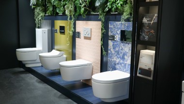 Verschiedene Geberit AquaClean Dusch-WCs mit Betätigungsplatte