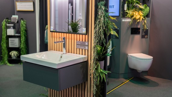 Messestand mit Geberit iCon Waschtisch und Geberit Option Plus Lichtspiegel, eckig Messestand mit Geberit iCon Waschtisch und Geberit Option Plus Lichtspiegel, eckig