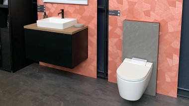 Geberit ONE Waschtisch und Geberit AquaClean Dusch-WC