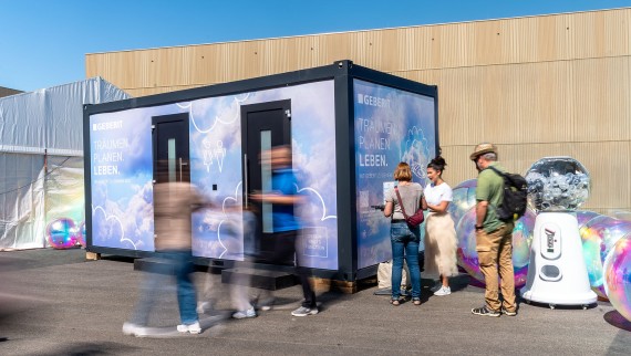 Aussenansicht der mobilen Premium WC-Anlagen von Geberit