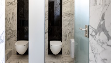 Céramiques pour WC de la série de salle de bains Acanto (© Opernhaus Chemnitz / Nasser Hashemi)