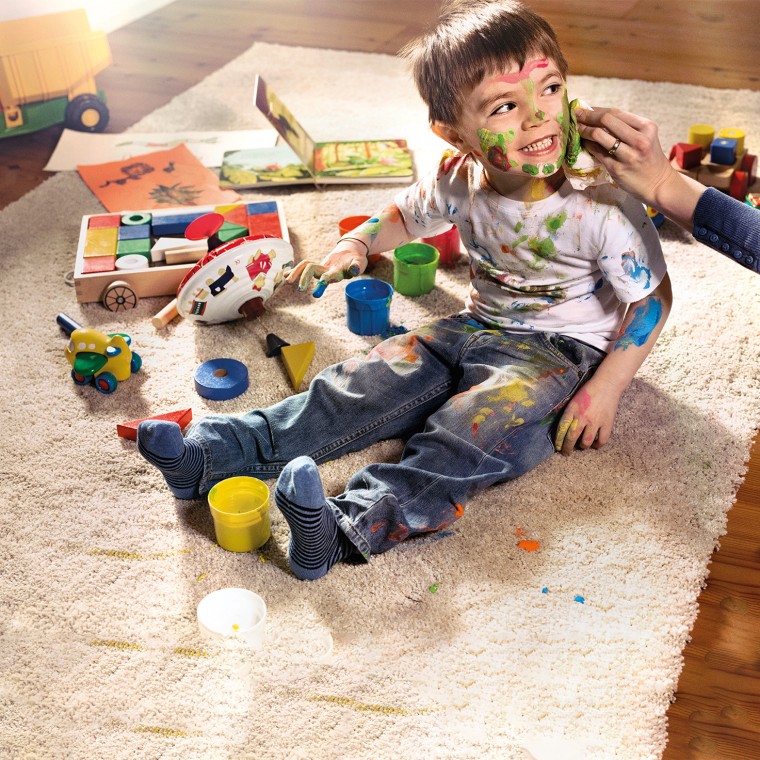 Bambino sporco di colori Bambino sporco di colori