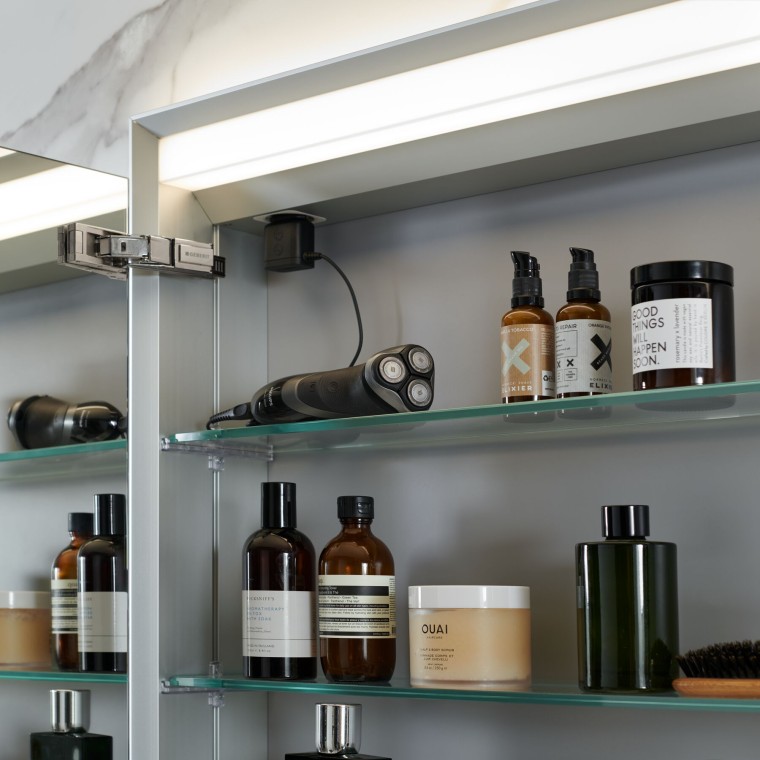 Espace de rangement Geberit ONE dans l’armoire de toilette