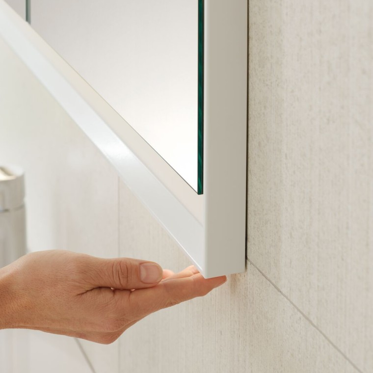 Utilisation facile de l’armoire de toilette Geberit ONE