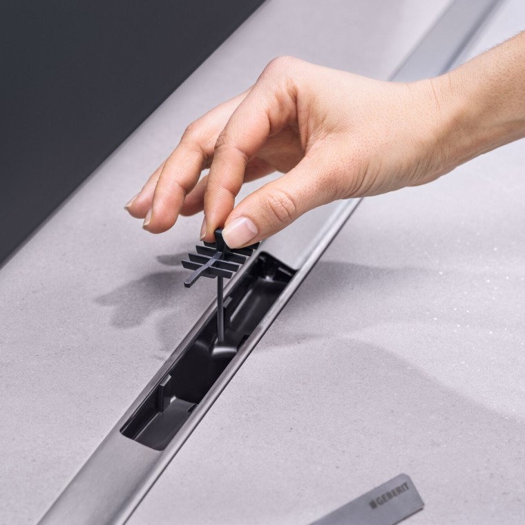 Posizionamento manuale di un inserto a pettine nel sifone Posizionamento manuale di un inserto a pettine nel sifone