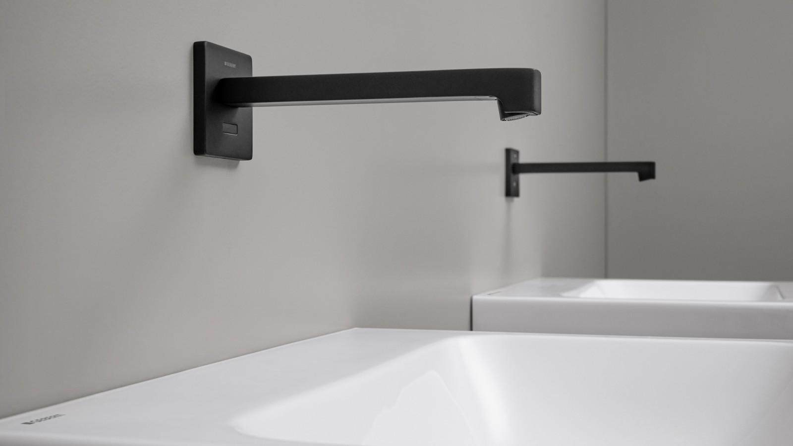 Rubinetto per lavabo senza contatto manuale Geberit Brenta. Rubinetto a parete dal design squadrato, nero opaco Rubinetto per lavabo senza contatto manuale Geberit Brenta. Rubinetto a parete dal design squadrato, nero opaco