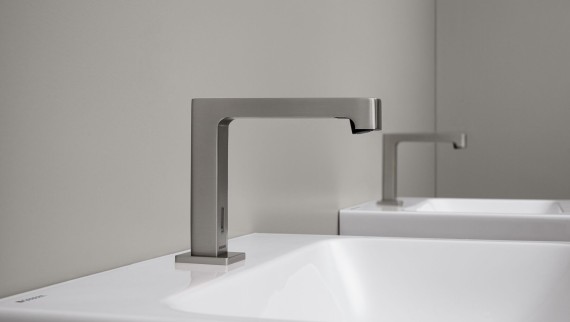 Rubinetto per lavabo senza contatto manuale: rubinetto monoforo Geberit Brenta dal design squadrato in acciaio inossidabile spazzolato Rubinetto per lavabo senza contatto manuale: rubinetto monoforo Geberit Brenta dal design squadrato in acciaio inossidabile spazzolato