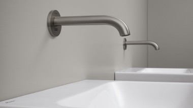 Rubinetto a parete Geberit Piave per lavabo dal design arrotondato, in acciaio inossidabile spazzolato Rubinetto a parete Geberit Piave per lavabo dal design arrotondato, in acciaio inossidabile spazzolato