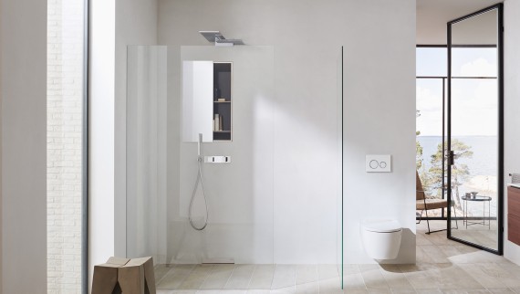 Geberit ONE Badezimmer mit platzsparender Nischenablagebox in der Dusche