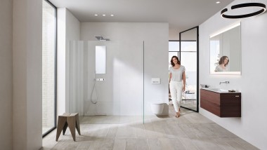 Bagno Geberit ONE con ceramiche per sanitari e mobili da bagno (© Geberit) bianchi