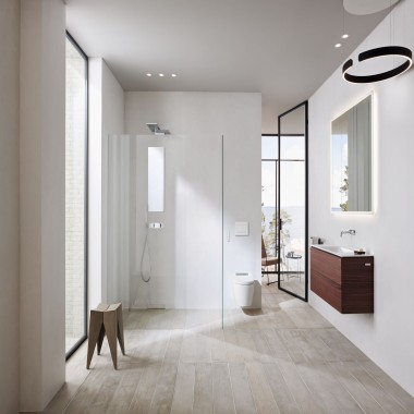 Une salle de bains luxueuse avec une douche de plain-pied