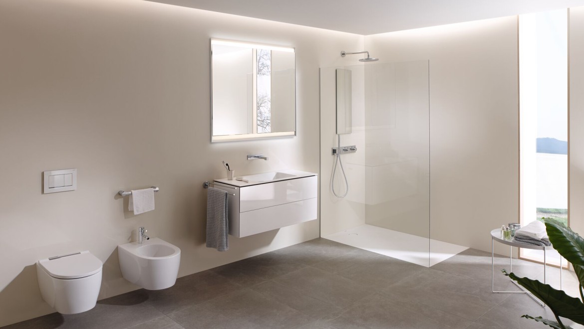 Blick in ein grosses Badezimmer mit Geberit AquaClean Mera Dusch-WC, Badmöbeln und Sanitärkeramiken (© Geberit)