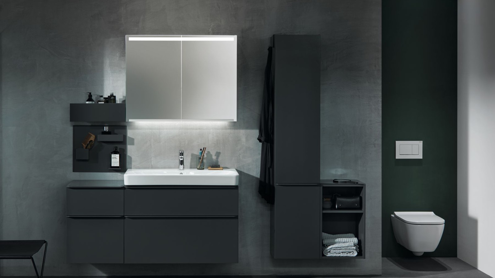 Ein wandhängendes Geberit Smyle Square WC ist in eine Nische eingebaut