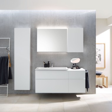 Combinazione di lavabo Geberit iCon con mobili da bagno in bianco