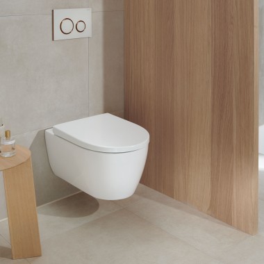 Une cuvette de WC blanche dans une salle de bains avec des éléments en bois reste moderne, même après de nombreuses années (ici: WC Geberit iCon et plaque de déclenchement Geberit Sigma20).