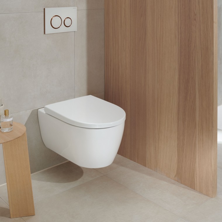 Una ceramica WC bianca in un bagno con elementi in legno ha un aspetto moderno anche dopo molti anni (qui: WC di Geberit iCon e placca di comando Geberit Sigma20) Una ceramica WC bianca in un bagno con elementi in legno ha un aspetto moderno anche dopo molti anni (qui: WC di Geberit iCon e placca di comando Geberit Sigma20)
