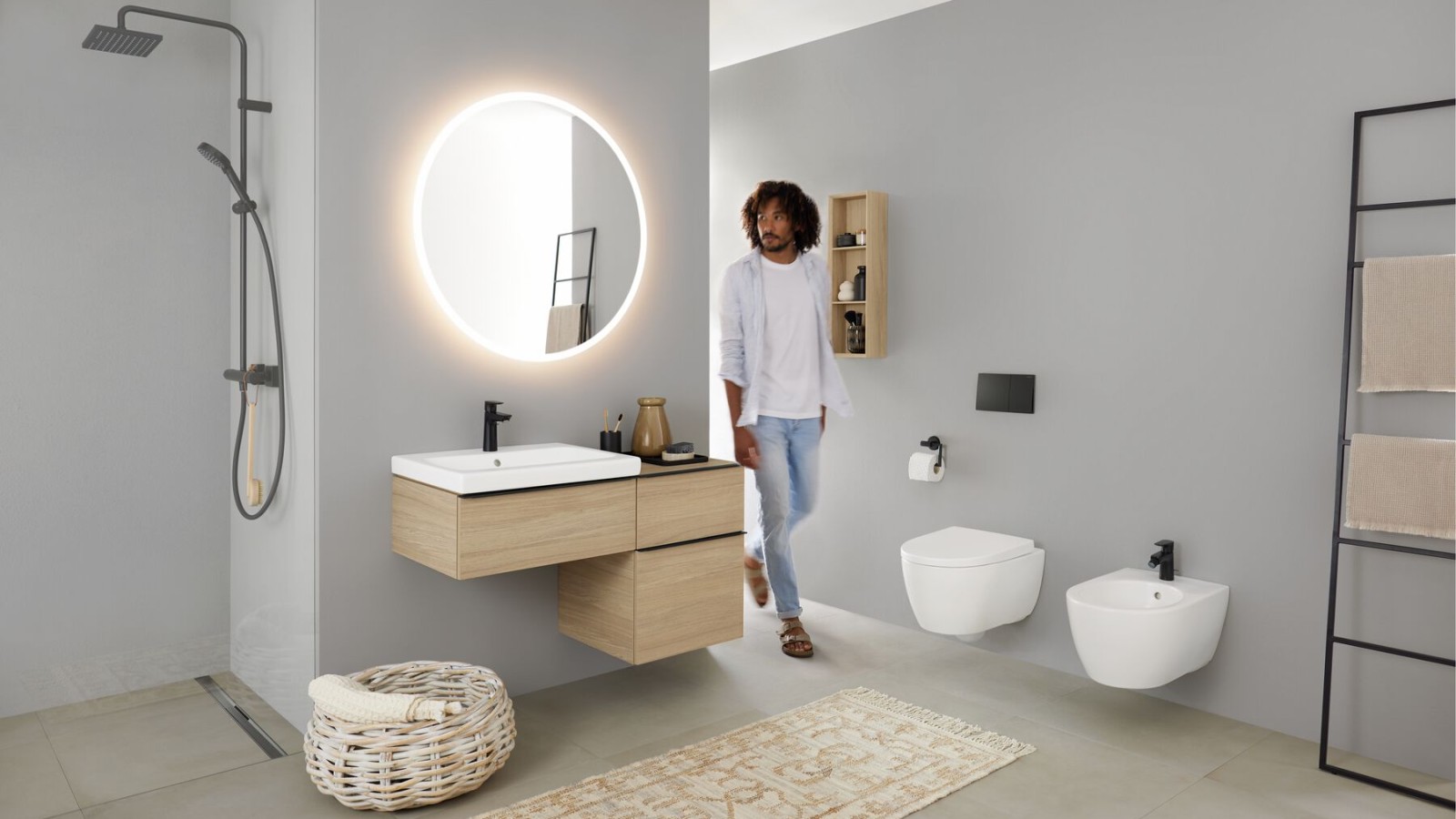 Un bagno con la zona doccia nella nicchia