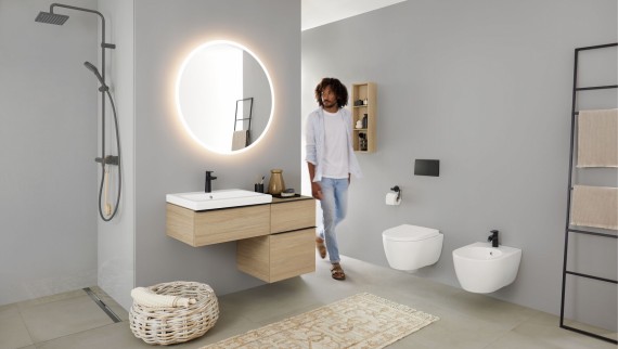 Une salle de bains avec l’espace douche dans la niche Une salle de bains avec l’espace douche dans la niche