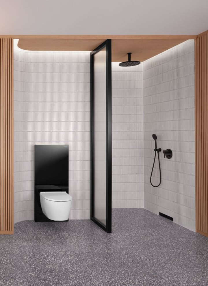 Une salle de bains avec un mur en bois, un espace douche et un espace WC en noir et blanc Une salle de bains avec un mur en bois, un espace douche et un espace WC en noir et blanc