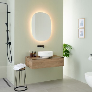 Specchio ovale Geberit Option con lavabo da appoggio e mobile VariForm