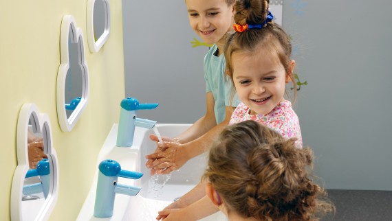 Kinder spielen an einer Geberit Bambini Spiel- und Waschlandschaft Kinder spielen an einer Geberit Bambini Spiel- und Waschlandschaft