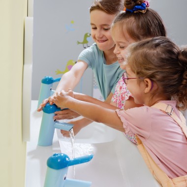 Spielende Kinder an der Geberit Bambini Spiel- und Waschlandschaft Spielende Kinder an der Geberit Bambini Spiel- und Waschlandschaft