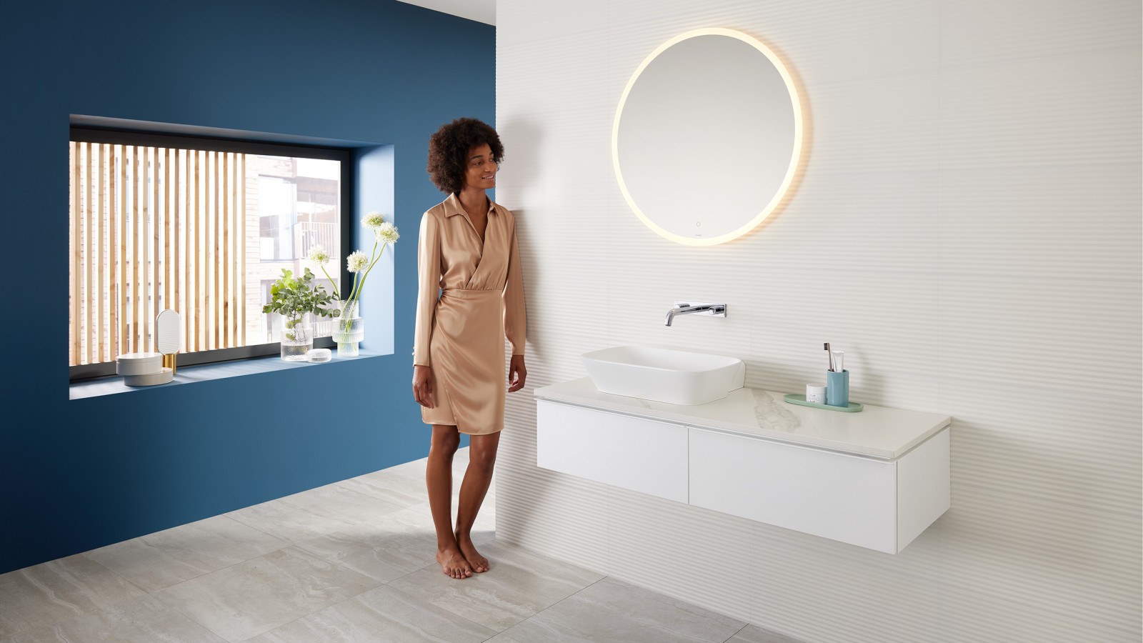 Femme dans une salle de bains créée avec la gamme Mix & Match de Geberit Femme dans une salle de bains créée avec la gamme Mix & Match de Geberit