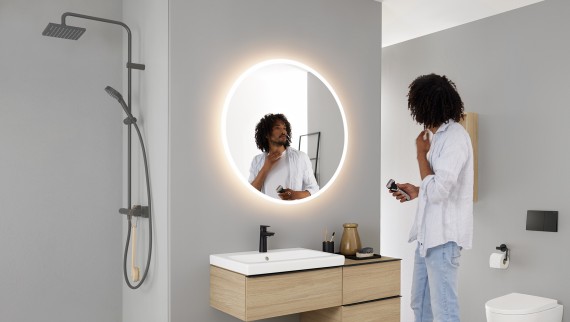Specchio rotondo Geberit Option con mobilili e ceramiche sanitarie della serie Geberit iCon