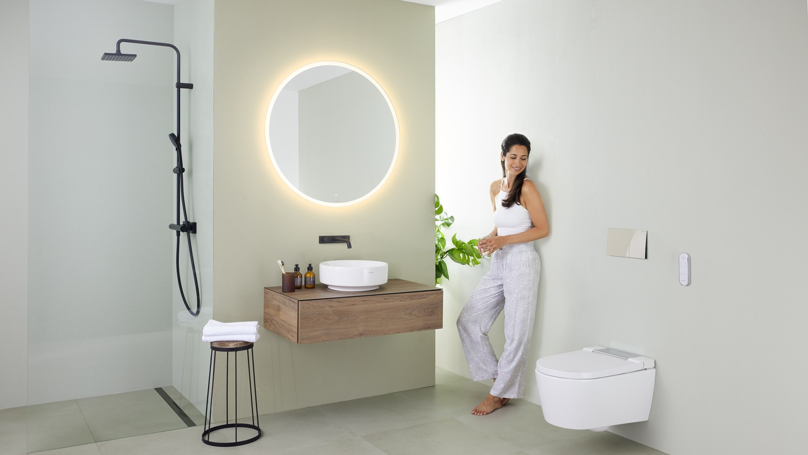 Femme dans une salle de bains minimaliste Femme dans une salle de bains minimaliste
