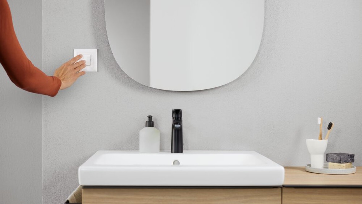 Miroir ovale Option avec interrupteur (© Geberit)