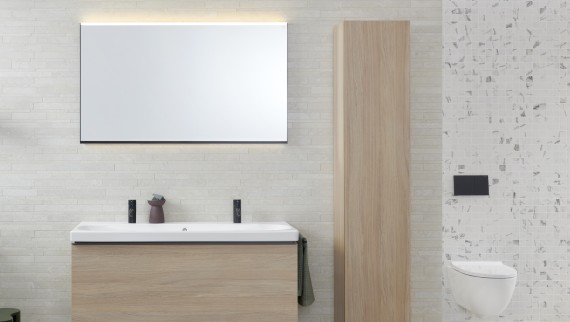 La série de bains Acanto, avec son armoire de pharmacie coulissante, crée un espace de rangement pratique