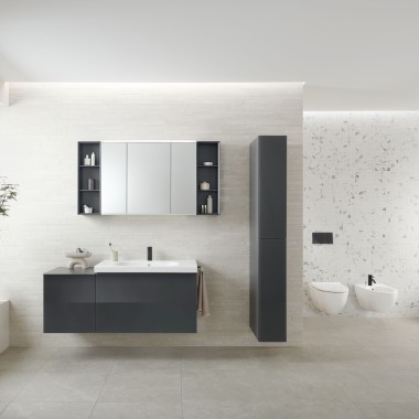 Armoire de toilette Geberit Option Plus avec un grand espace de rangement, une prise intérieure et un port USB