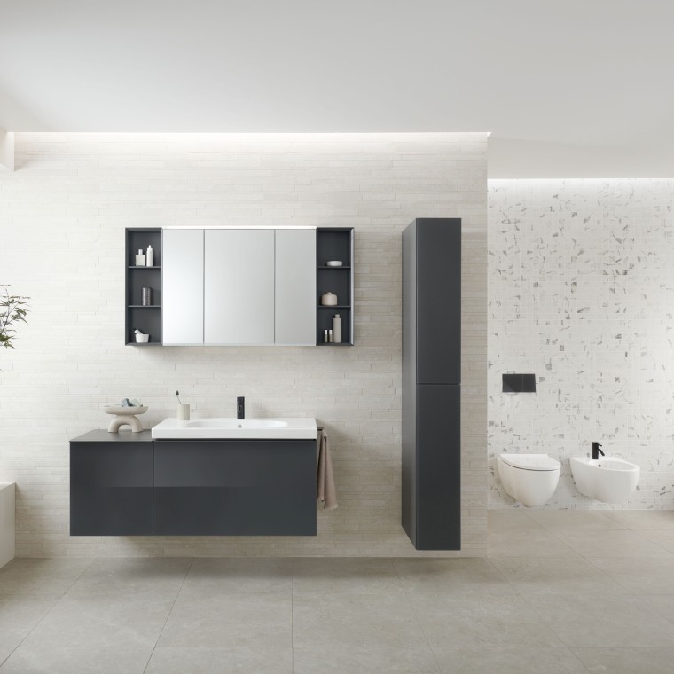 Geberit Option Plus Spiegelschrank mit viel Stauraum, einer Innensteckdose und einem USB-Anschluss